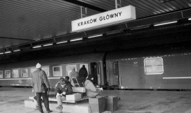 Peron dworca Kraków Główny. Przy peronie wagon restauracyjny